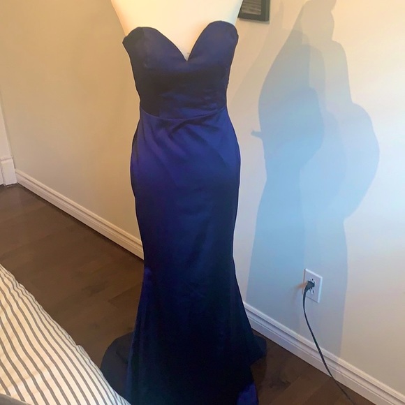 Gown - Picture 3 of 8